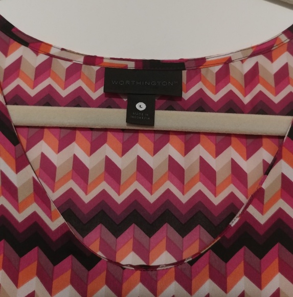 Multi colored patterned top👕 - Picture 2 of 8